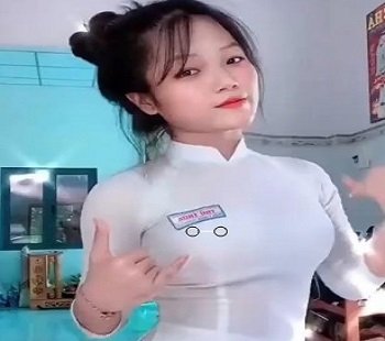 Em gái TPTP thích khoe hàng khủng