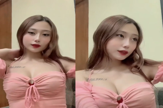 Kín đáo trò chuyện với bạn thân người yêu trước nhà